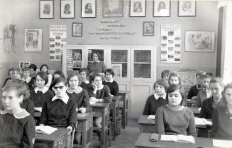 Klasa 11D która w 1968 zdała maturę - wychowawczyni Melania Jarzębińska