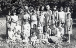 Piękne wspomnienia z obozów w Spale (stoję razem z młodszą siostrą Anią trzecia od prawej)