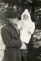 Jan Felicjan Kurkiewicz z ojcem Janem; zima 1949, Skarżysk-Kamienna - Autor zdjęcia: Jerzy Hakenberg
