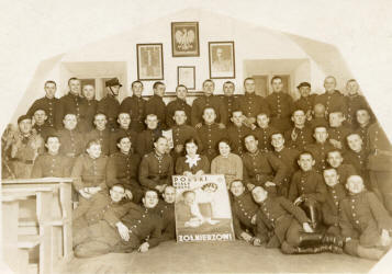 Jan Kurkiewicz (dyżurny) na pamiątkowej fotografi poczas służby wojskowej w Twierdzy Brzeskiej