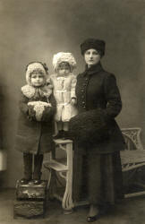 Maria Celestyna (od lewej) z siostrą Janiną i matką Wacławą Piątkowską...