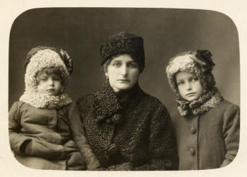 Maria Celestyna Piątkowska (od prawej) z Matką Wacławą i siostrą Janiną Piątkowską...